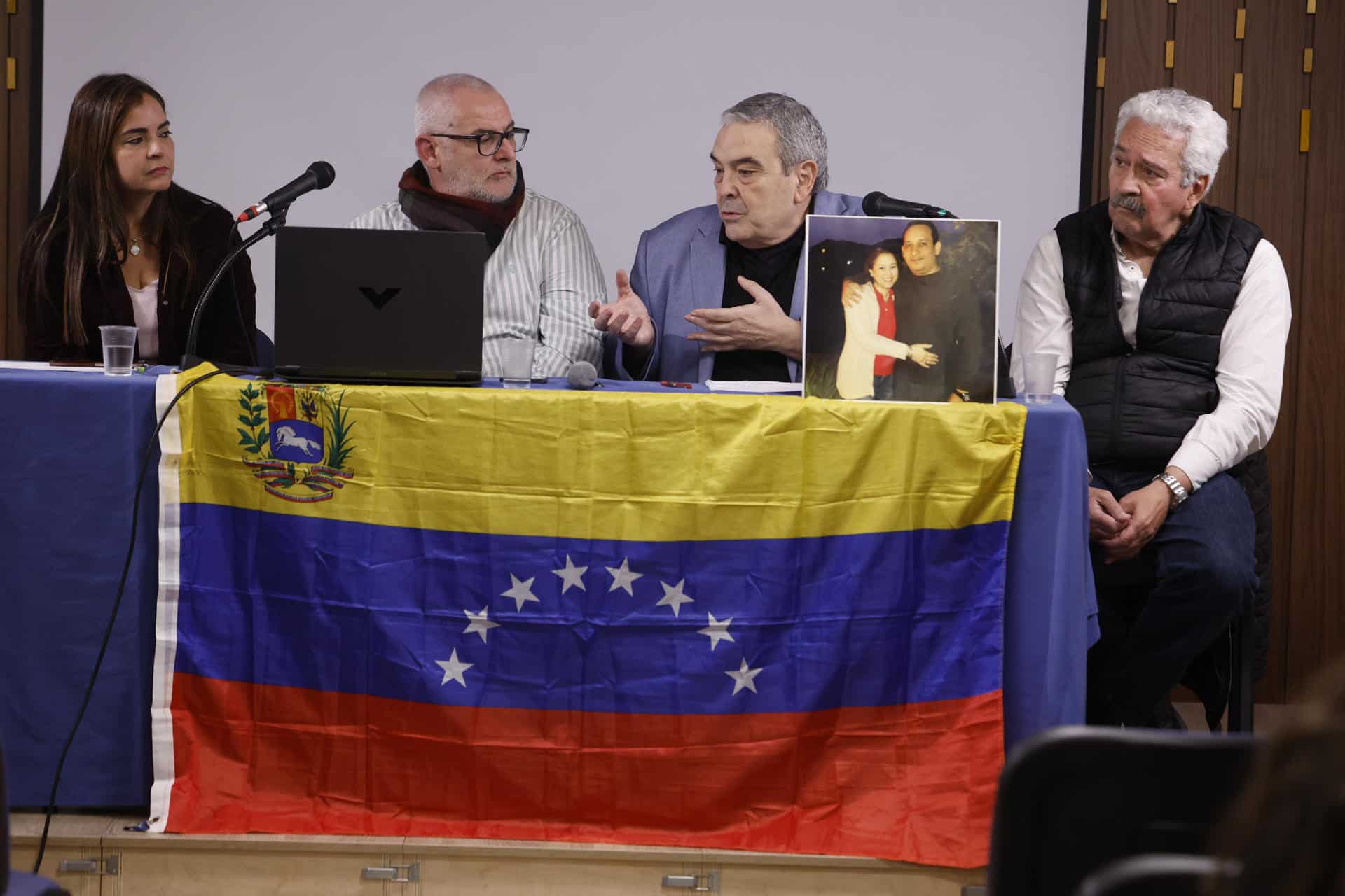 El presidente de Movimiento contra la Intolerancia, Esteban Ibarra, (2d), y la directora del Centro de Estudios y Análisis sobre América Latina (Casla), Tamara Sujú (2i), en la presentación en Madrid de un manifiesto a favor de las víctimas de los "crímenes" del chavismo. EFE/  Javier Lizon