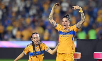 Jennifer Hermoso (d) de Tigres celebra un gol en el estadio Universitario en San Nicolás de Los Garza (México). Fotografía de archivo. EFE/ Miguel Sierra.