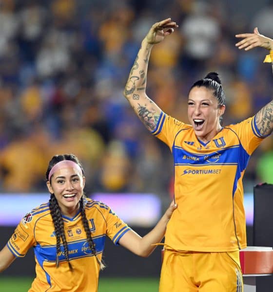 Jennifer Hermoso (d) de Tigres celebra un gol en el estadio Universitario en San Nicolás de Los Garza (México). Fotografía de archivo. EFE/ Miguel Sierra.
