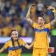 Jennifer Hermoso (d) de Tigres celebra un gol en el estadio Universitario en San Nicolás de Los Garza (México). Fotografía de archivo. EFE/ Miguel Sierra.