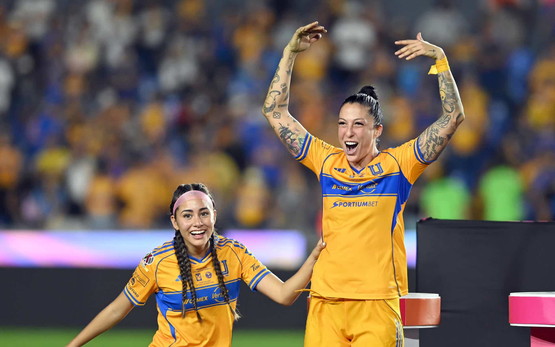 Jennifer Hermoso (d) de Tigres celebra un gol en el estadio Universitario en San Nicolás de Los Garza (México). Fotografía de archivo. EFE/ Miguel Sierra.