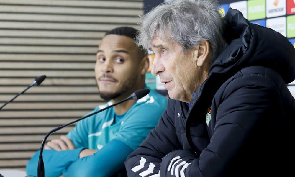 El entrenador del Betis, el chileno Manuel Pellegrini y el jugador Natan Bernardo de Souza durante la rueda de prensa este miércoles, previa al partido de Liga Europa ante el Feyenoord holandés. EFE/ Jose Manuel Vidal