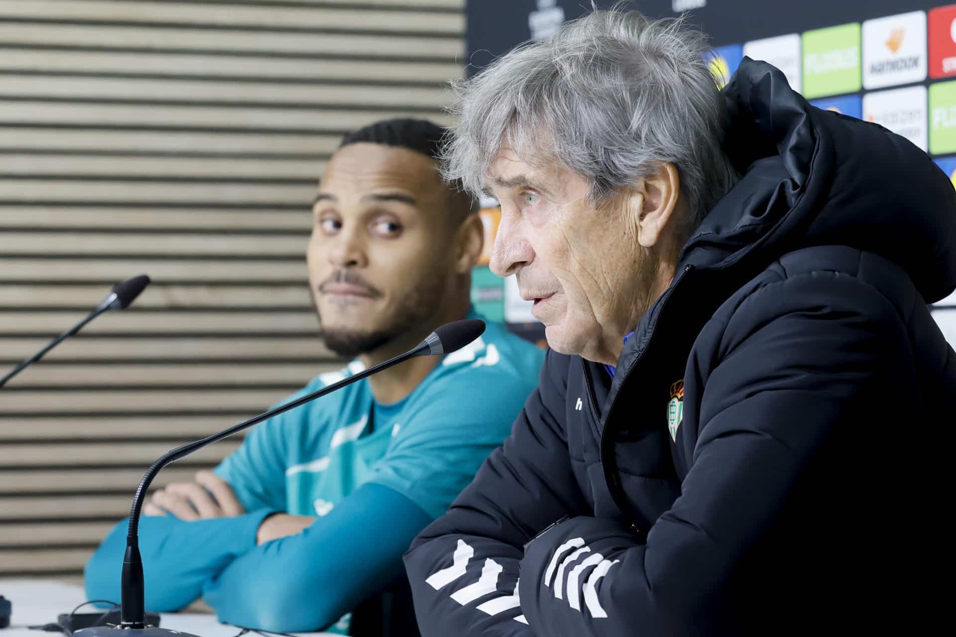 El entrenador del Betis, el chileno Manuel Pellegrini y el jugador Natan Bernardo de Souza durante la rueda de prensa este miércoles, previa al partido de Liga Europa ante el Feyenoord holandés. EFE/ Jose Manuel Vidal
