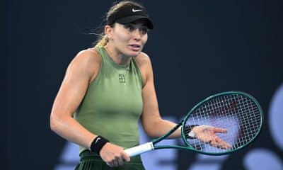 La tenista española Paula Badosa en acción contra Elena Rybakina de Kazajistán durante el torneo de tenis Brisbane International en el Pat Rafter Arena en Brisbane, Australia. EFE/EPA/DARREN ENGLAND