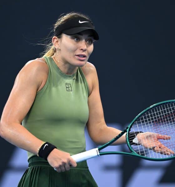 La tenista española Paula Badosa en acción contra Elena Rybakina de Kazajistán durante el torneo de tenis Brisbane International en el Pat Rafter Arena en Brisbane, Australia. EFE/EPA/DARREN ENGLAND