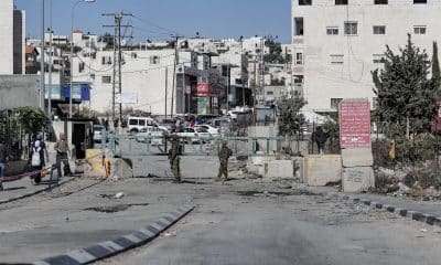 Soldados israelíes custodian el acceso cerrado a la localidad cisjordana de Sair en una imagen de archivo
EFE/Manuel Bruque