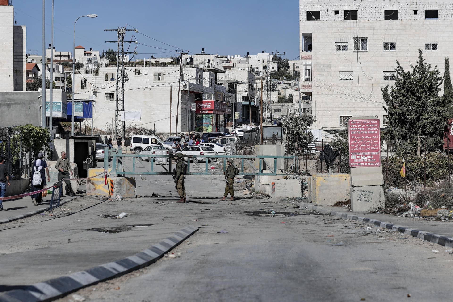 Soldados israelíes custodian el acceso cerrado a la localidad cisjordana de Sair en una imagen de archivo
EFE/Manuel Bruque