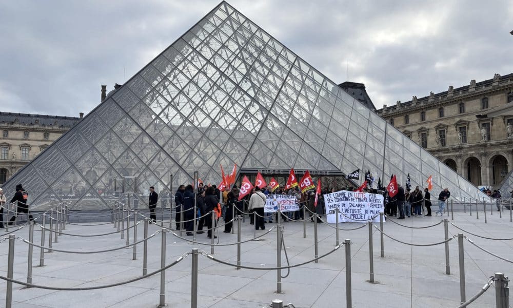 Imagen de una protesta delante del Museo del Louvre de París el 17 de diciembre de 2025. EFE/ Edgar Sapiña Manchado