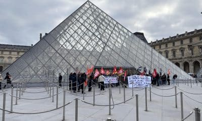 Imagen de una protesta delante del Museo del Louvre de París el 17 de diciembre de 2025. EFE/ Edgar Sapiña Manchado