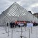 Imagen de una protesta delante del Museo del Louvre de París el 17 de diciembre de 2025. EFE/ Edgar Sapiña Manchado