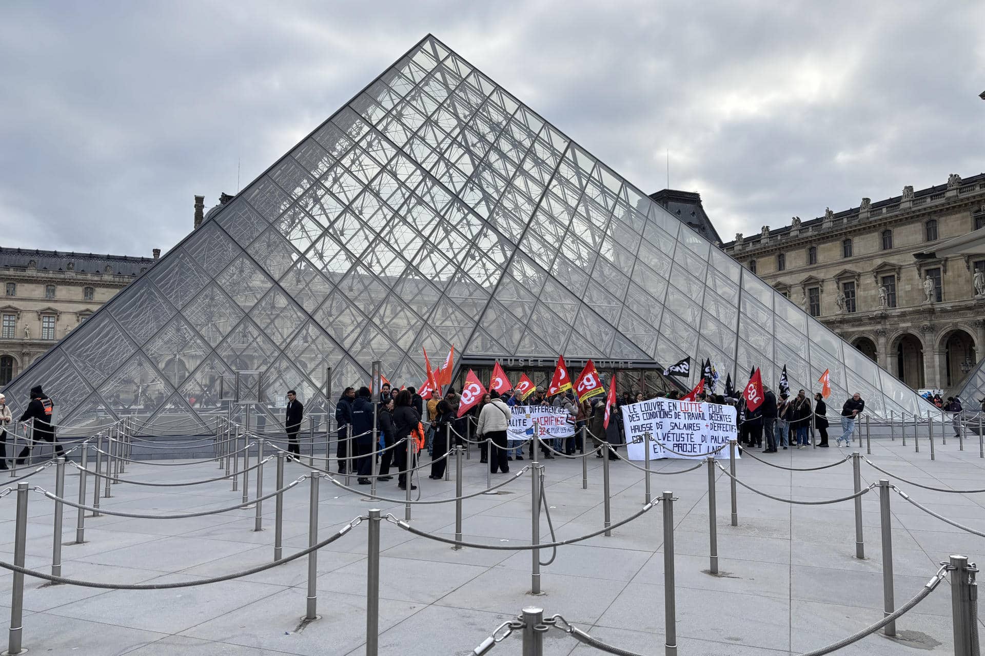 Imagen de una protesta delante del Museo del Louvre de París el 17 de diciembre de 2025. EFE/ Edgar Sapiña Manchado