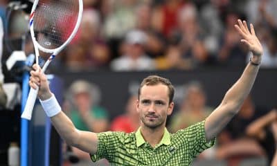 El tenista ruso Daniil Medvedev de Rusia celebra la victoria contra el estadounidense Francis Tiafoe en el torneo de tenis Brisbane International en el Pat Rafter Arena en Brisbane, Australia. EFE/EPA/DARREN ENGLAND