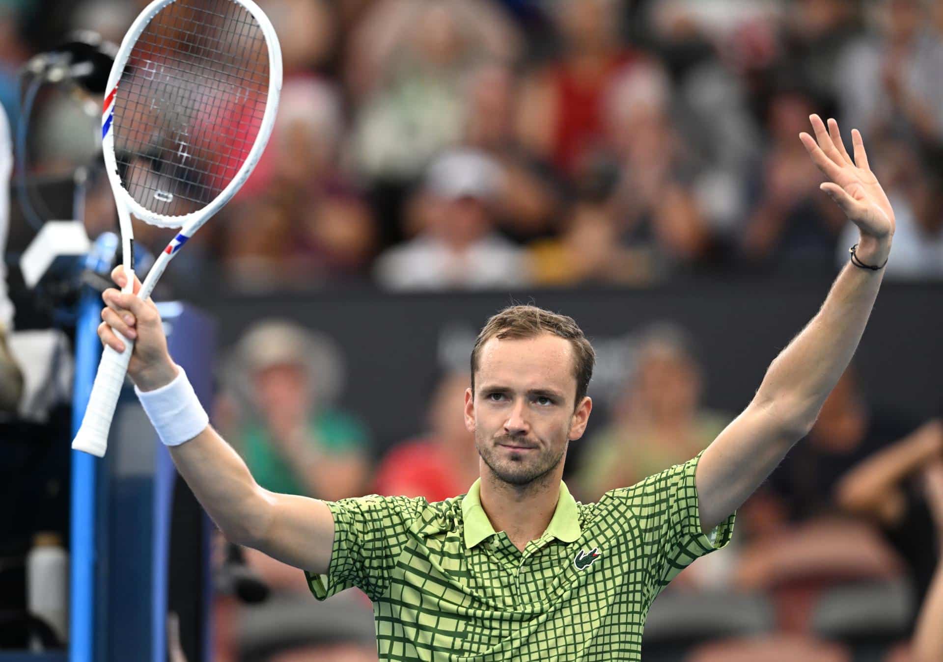 El tenista ruso Daniil Medvedev de Rusia celebra la victoria contra el estadounidense Francis Tiafoe en el torneo de tenis Brisbane International en el Pat Rafter Arena en Brisbane, Australia. EFE/EPA/DARREN ENGLAND