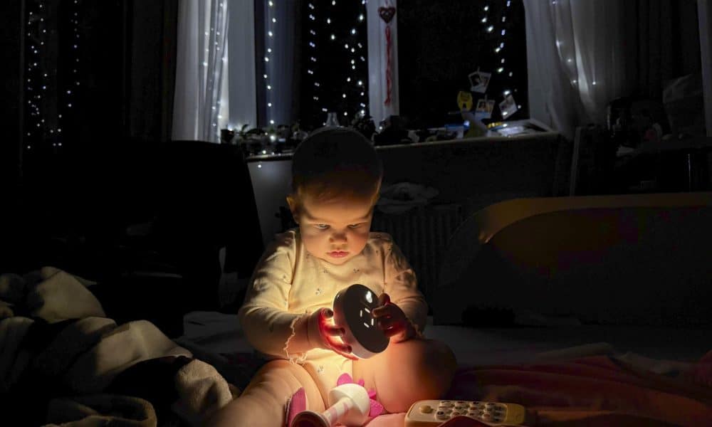 - Amelia, hija de 10 meses de Maryna Kolobanova, este lunes, en una habitación iluminada con lámparas a pilas, durante un corte de energía causado por los ataques rusos en Leópolis. Las familias ucranianas con niños pequeños luchan contra los continuos cortes de electricidad y calefacción en medio de un frío intenso, mientras tratan de proteger a los más vulnerables del impacto acumulado de los ataques rusos. EFE/ Maryna Kolobanova