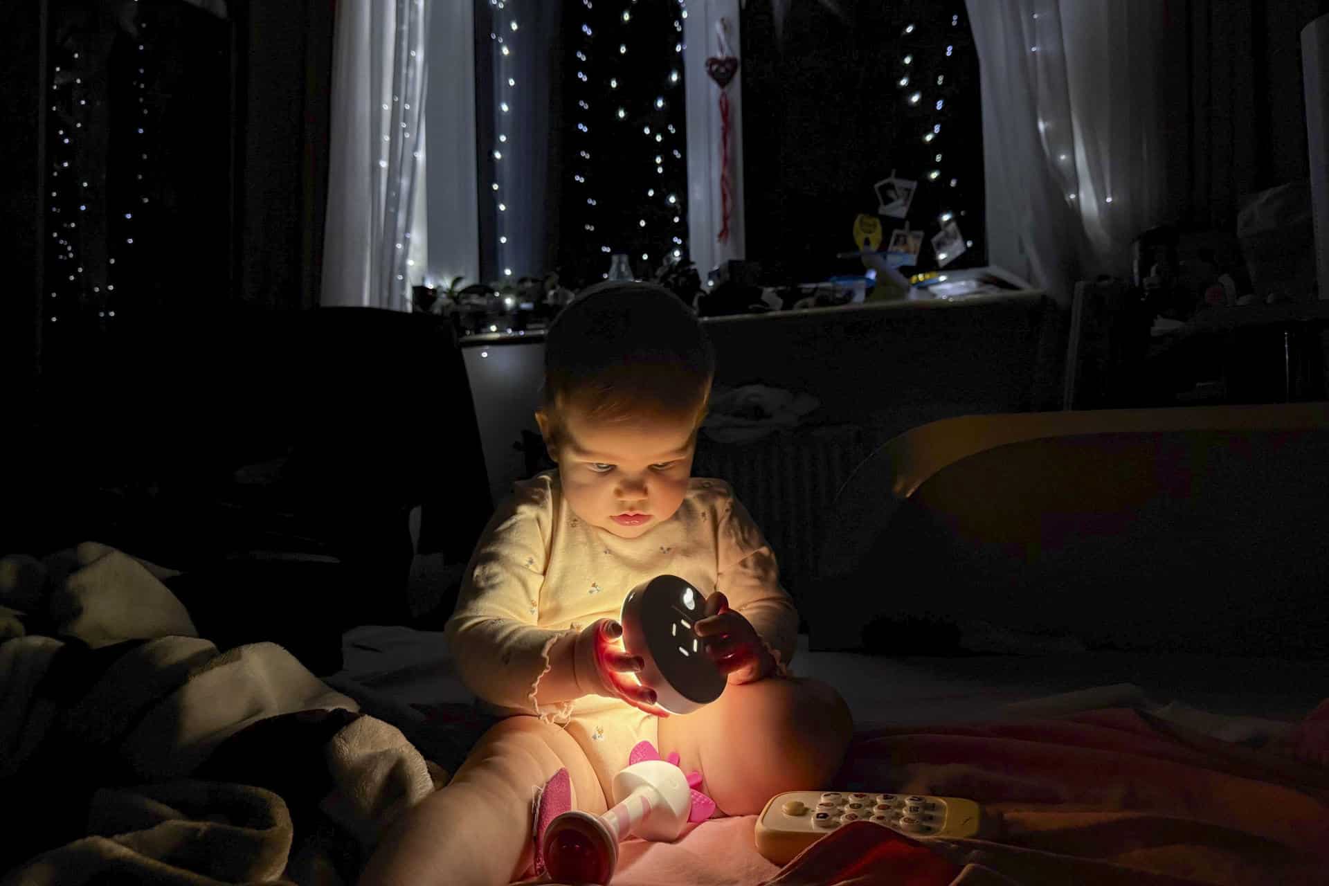 - Amelia, hija de 10 meses de Maryna Kolobanova, este lunes, en una habitación iluminada con lámparas a pilas, durante un corte de energía causado por los ataques rusos en Leópolis. Las familias ucranianas con niños pequeños luchan contra los continuos cortes de electricidad y calefacción en medio de un frío intenso, mientras tratan de proteger a los más vulnerables del impacto acumulado de los ataques rusos. EFE/ Maryna Kolobanova