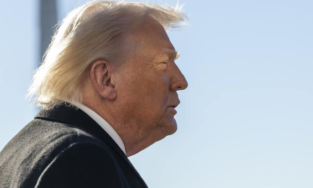 El presidente estadounidense Donald Trump ofrece un discurso a los medios de comunicación mientras se dirige a bordo del Marine One en el Jardín Sur de la Casa Blanca en Washington, D.C., EE. UU., este 13 de enero de 2026. EFE/SHAWN THEW / POOL