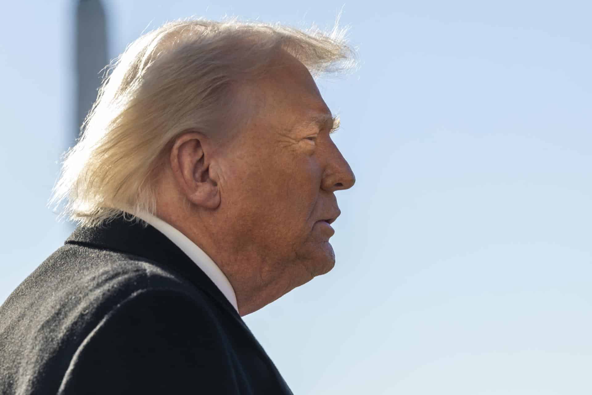 El presidente estadounidense Donald Trump ofrece un discurso a los medios de comunicación mientras se dirige a bordo del Marine One en el Jardín Sur de la Casa Blanca en Washington, D.C., EE. UU., este 13 de enero de 2026. EFE/SHAWN THEW / POOL