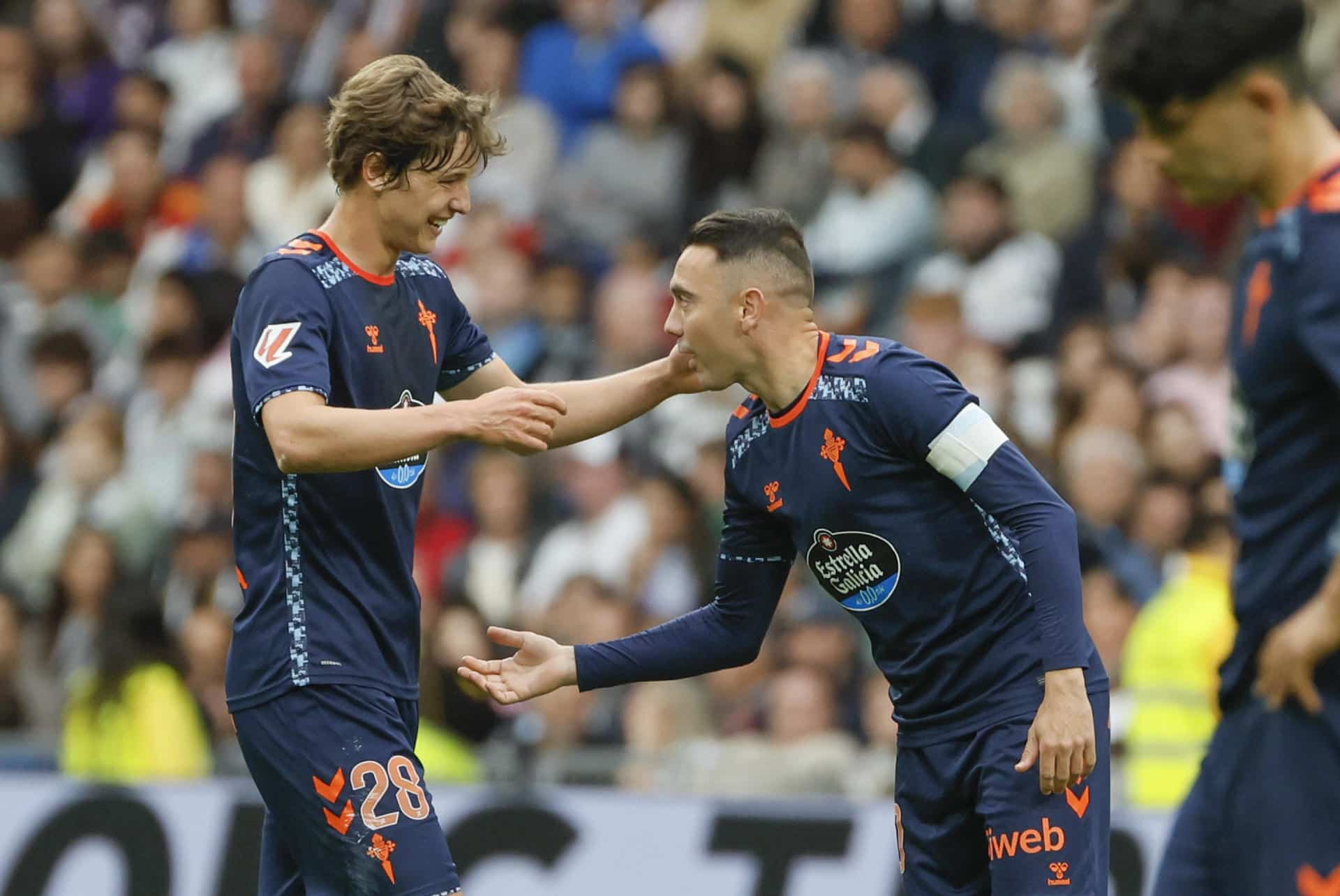 Fotografía de Ballesteros, en la que puede verse en una imagen de archivo del 4 de mayo de 2025 al centrocampista del Celta de Vigo Williot Theo Swedberg (i), durante un partido. EFE