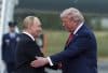 El presidente de Estados Unidos, Donald Trump (D), recibe al presidente de Rusia, Vladimir Putin, durante su encuentro para negociar en la Base Conjunta Elmendorf-Richardson en Anchorage, Alaska, EE. UU., 15 de agosto de 2025. (Rusia) 
EFE/EPA/GAVRIIL GRIGOROV/SPUTNIK/KREMLIN POOL / POOL MANDATORY CREDIT
