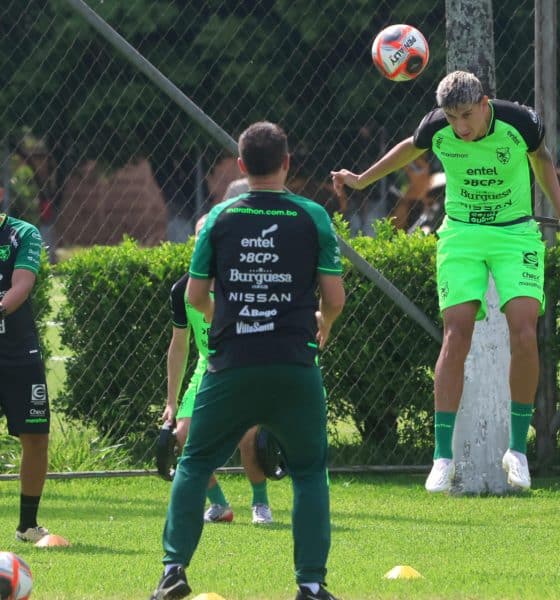 Jugadores de la selección de Bolivia de fútbol participan en un entrenamiento este miércoles, previo al encuentro amistoso contra México en Santa Cruz (Bolivia). EFE/Juan Carlos Torrejón