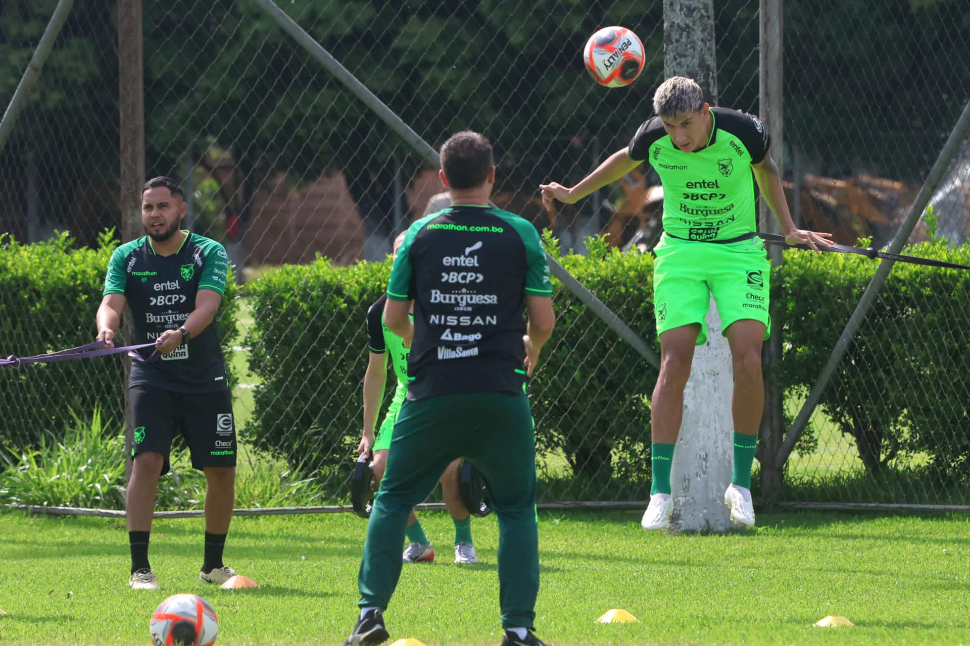 Jugadores de la selección de Bolivia de fútbol participan en un entrenamiento este miércoles, previo al encuentro amistoso contra México en Santa Cruz (Bolivia). EFE/Juan Carlos Torrejón