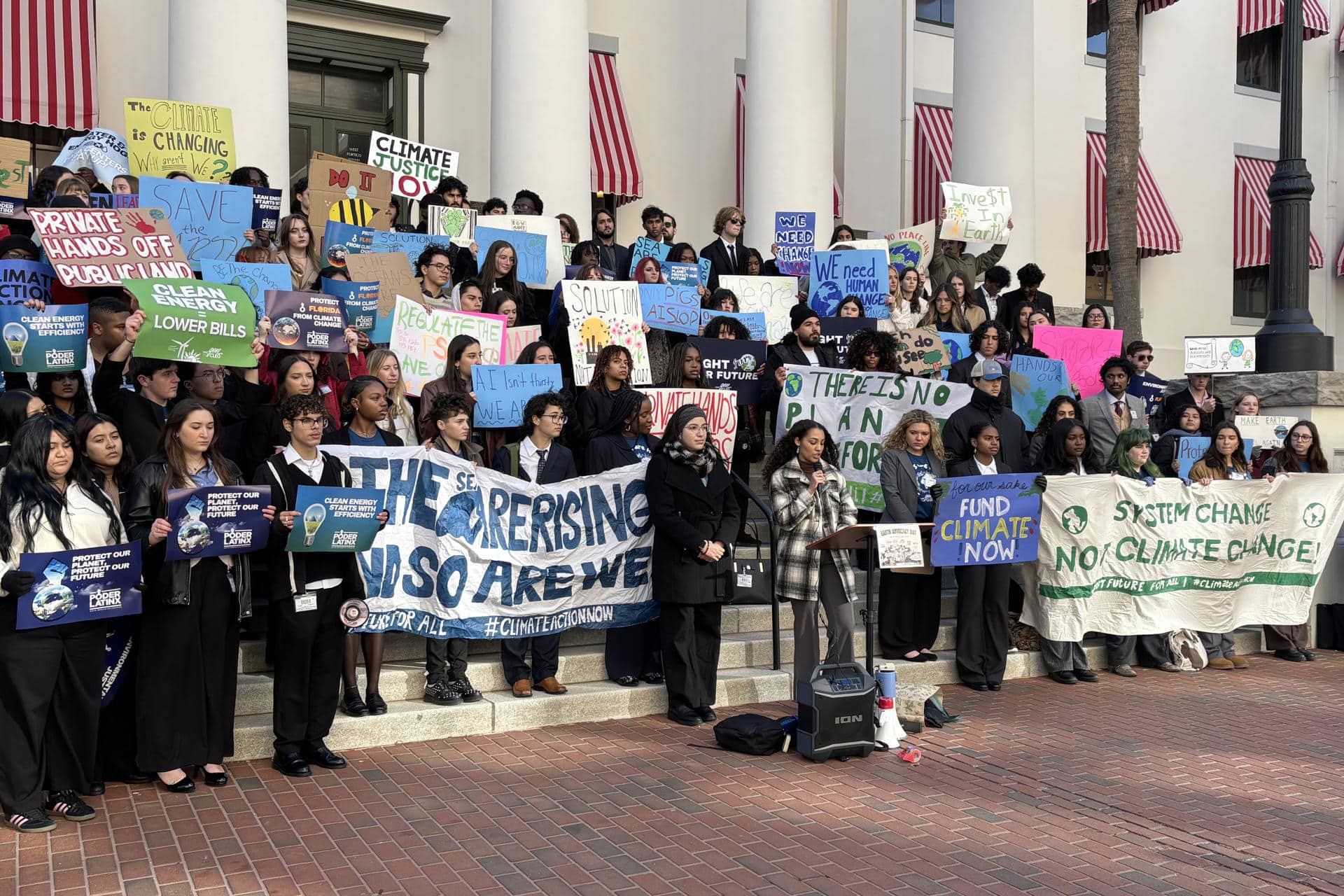 Fotografía cedida por The Cleo Institute que muestra a varios de sus activistas participando en una manifestación con motivo del 'Earth Advocacy Day' este jueves, frente al capitolio de Florida en Tallahassee (Estados Unidos). EFE/The Cleo Institute /SOLO USO EDITORIAL /NO VENTAS /SOLO DISPONIBLE PARA ILUSTRAR LA NOTICIA QUE ACOMPAÑA /CRÉDITO OBLIGATORIO