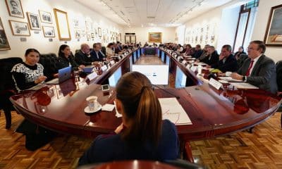 Fotografía cedida por la Presidencia de México, de su mandataria Claudia Sheinbaum (c) durante una reunión de trabajo este sábado en el Palacio Nacional de la ciudad de México (México). EFE/ Presidencia de México / SOLO USO EDITORIAL/NO VENTAS/SOLO DISPONIBLE PARA ILUSTRAR LA NOTICIA QUE ACOMPAÑA (CRÉDITO OBLIGATORIO)