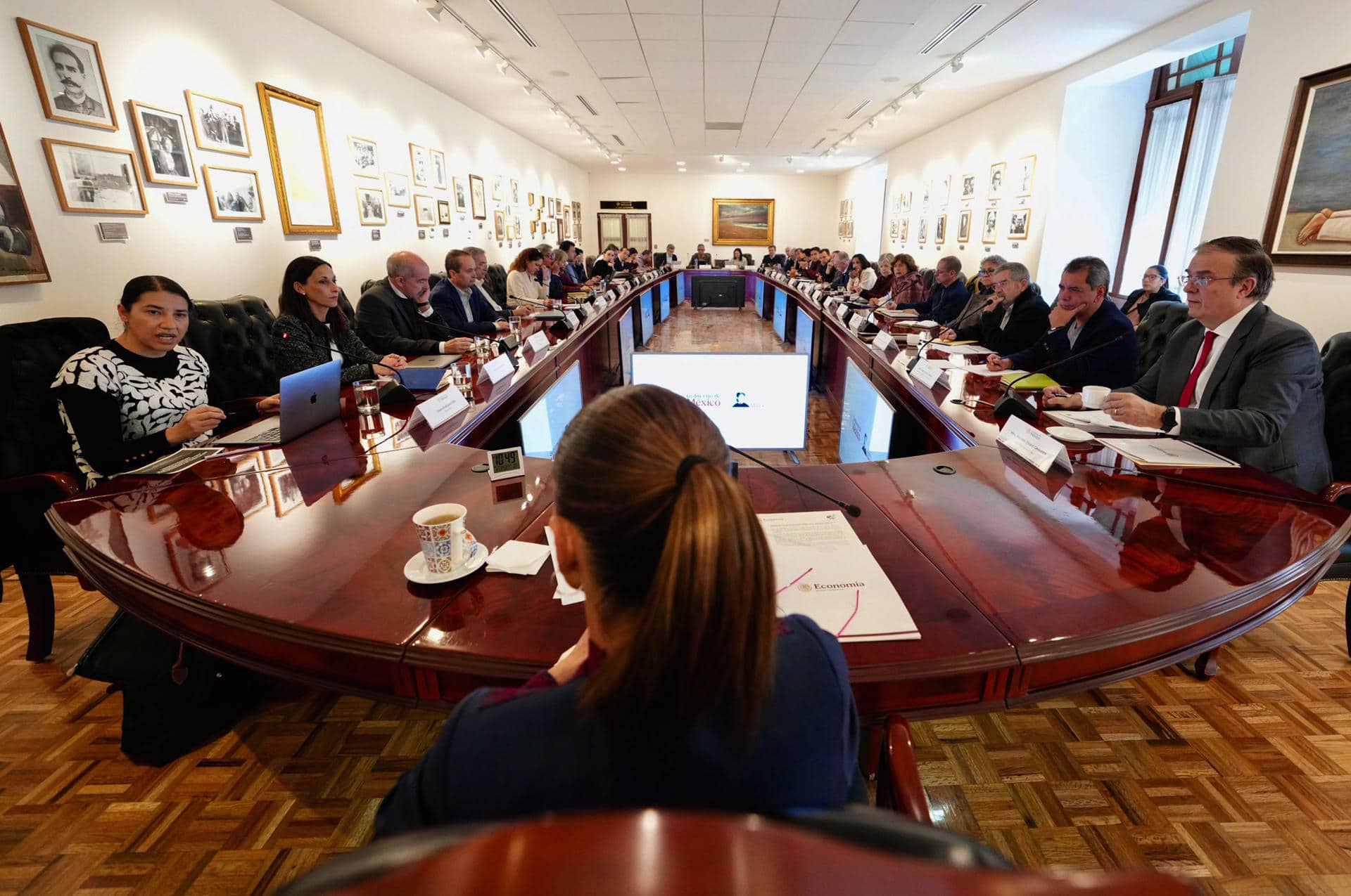 Fotografía cedida por la Presidencia de México, de su mandataria Claudia Sheinbaum (c) durante una reunión de trabajo este sábado en el Palacio Nacional de la ciudad de México (México). EFE/ Presidencia de México / SOLO USO EDITORIAL/NO VENTAS/SOLO DISPONIBLE PARA ILUSTRAR LA NOTICIA QUE ACOMPAÑA (CRÉDITO OBLIGATORIO)