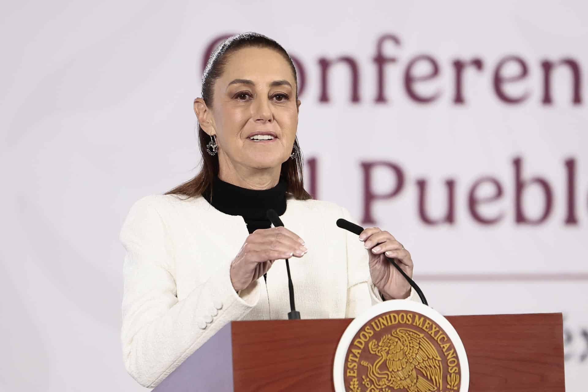 La presidenta de México, Claudia Sheinbaum, habla en una rueda de prensa este viernes, en el Palacio Nacional, en Ciudad de México (México). EFE/José Méndez
