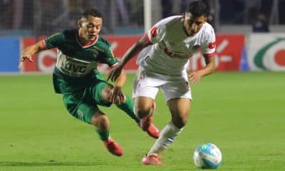 José Pinto (d), de Olimpia, disputa un balón con Damin Ramírez, de Marathón, en el partido de vuelta de la final de la Liga Nacional entre Olimpia y Marathón en el Estadio Nacional, en Tegucigalpa (Honduras). EFE/Gustavo Amador