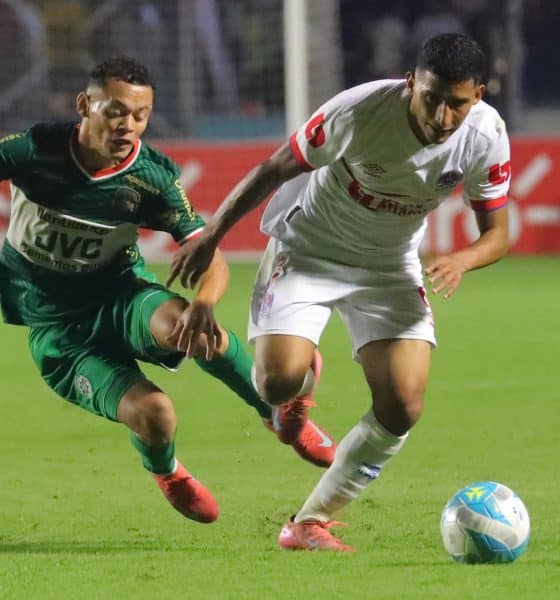 José Pinto (d), de Olimpia, disputa un balón con Damin Ramírez, de Marathón, en el partido de vuelta de la final de la Liga Nacional entre Olimpia y Marathón en el Estadio Nacional, en Tegucigalpa (Honduras). EFE/Gustavo Amador