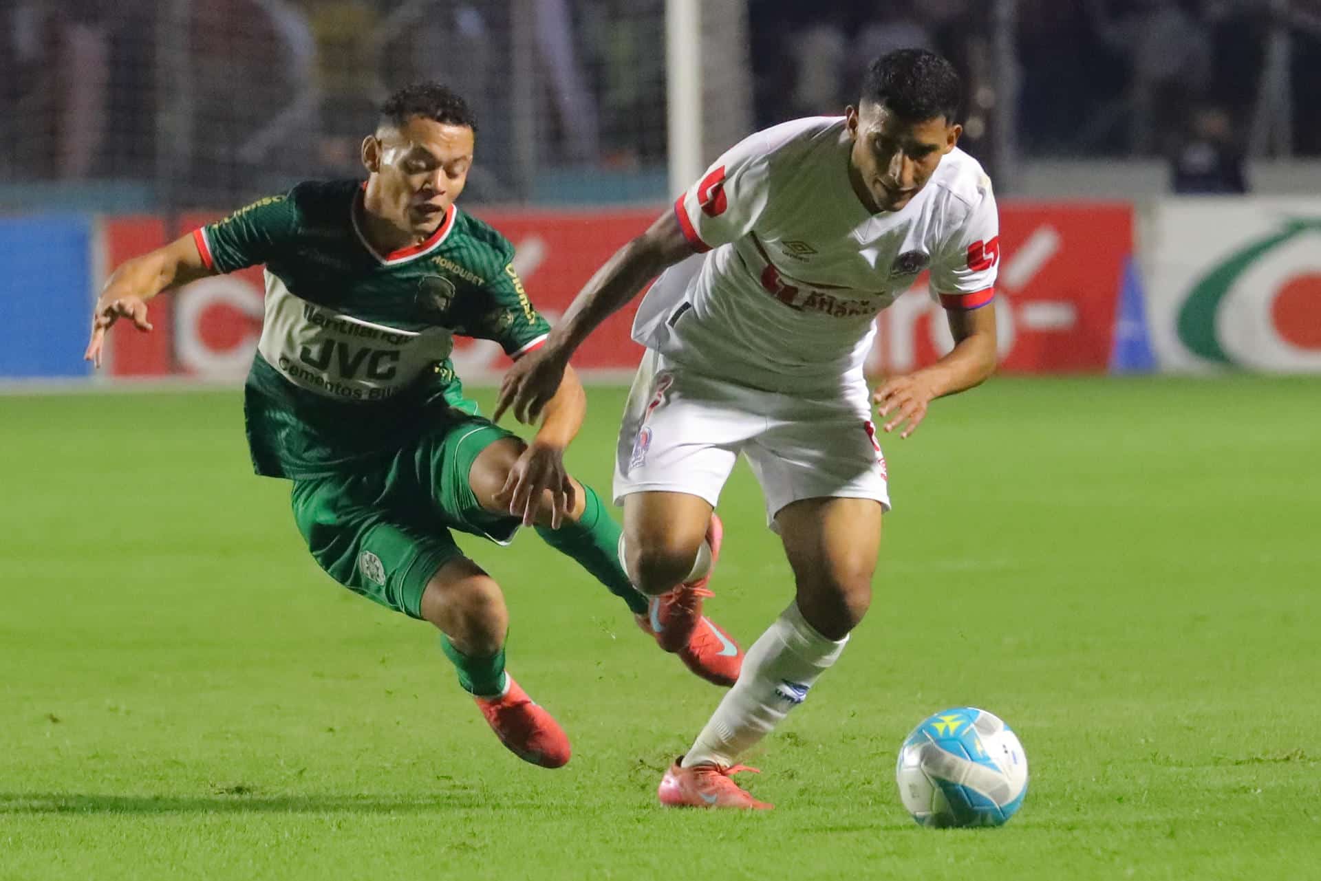 José Pinto (d), de Olimpia, disputa un balón con Damin Ramírez, de Marathón, en el partido de vuelta de la final de la Liga Nacional entre Olimpia y Marathón en el Estadio Nacional, en Tegucigalpa (Honduras). EFE/Gustavo Amador