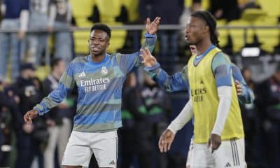 El delantero brasileño del Real Madrid Vinicius Jr. (i) calienta antes de comenzar el partido de la jornada 21 de LaLiga que Villarreal CF y Real Madrid disputan en el estadio de La Cerámica. EFE/Kai Forsterling