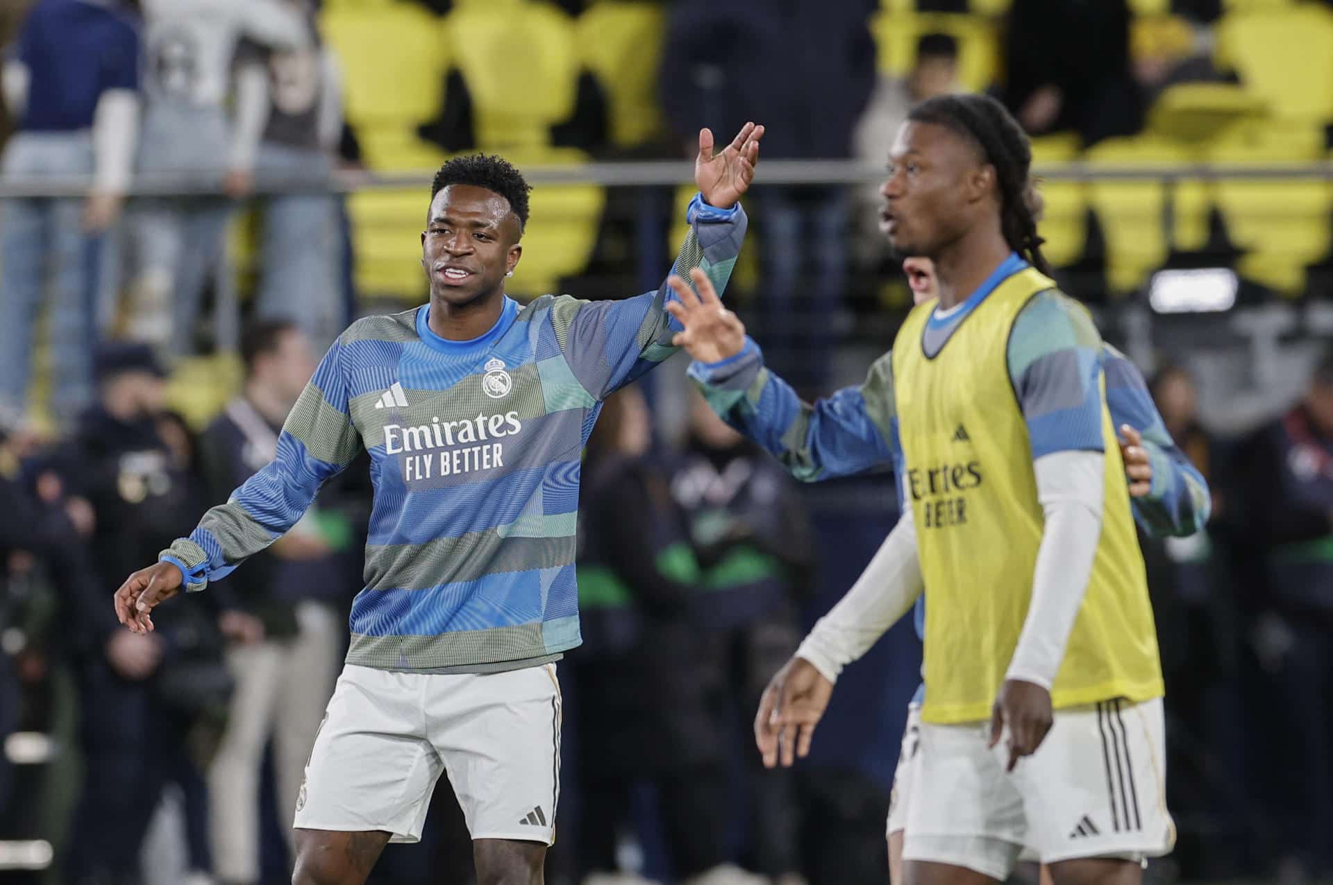 El delantero brasileño del Real Madrid Vinicius Jr. (i) calienta antes de comenzar el partido de la jornada 21 de LaLiga que Villarreal CF y Real Madrid disputan en el estadio de La Cerámica. EFE/Kai Forsterling
