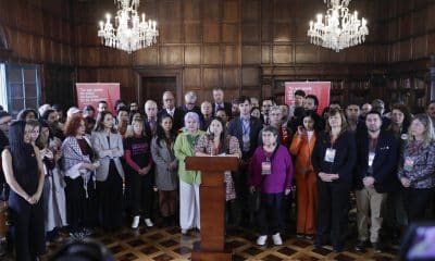 La diputada de la Cámara de Representantes de Uruguay, Bettiana Díaz (c), habla durante la declaración final de la cumbre ‘Nuestra América’ convocada por la Internacional Progresista este domingo, en Bogotá (Colombia). EFE/ Carlos Ortega