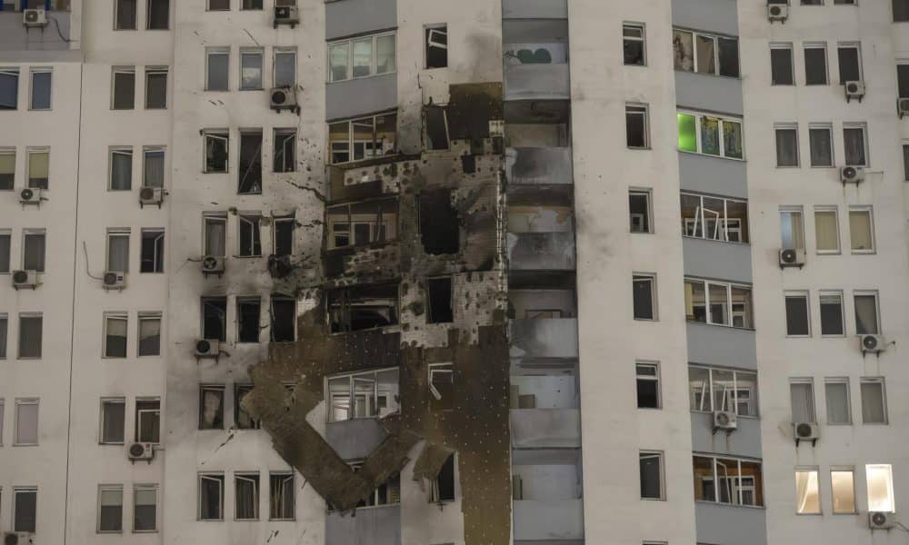 Un edificio dañado por el ataque ruso en Kiev. EFE/EPA/MAXYM MARUSENKO