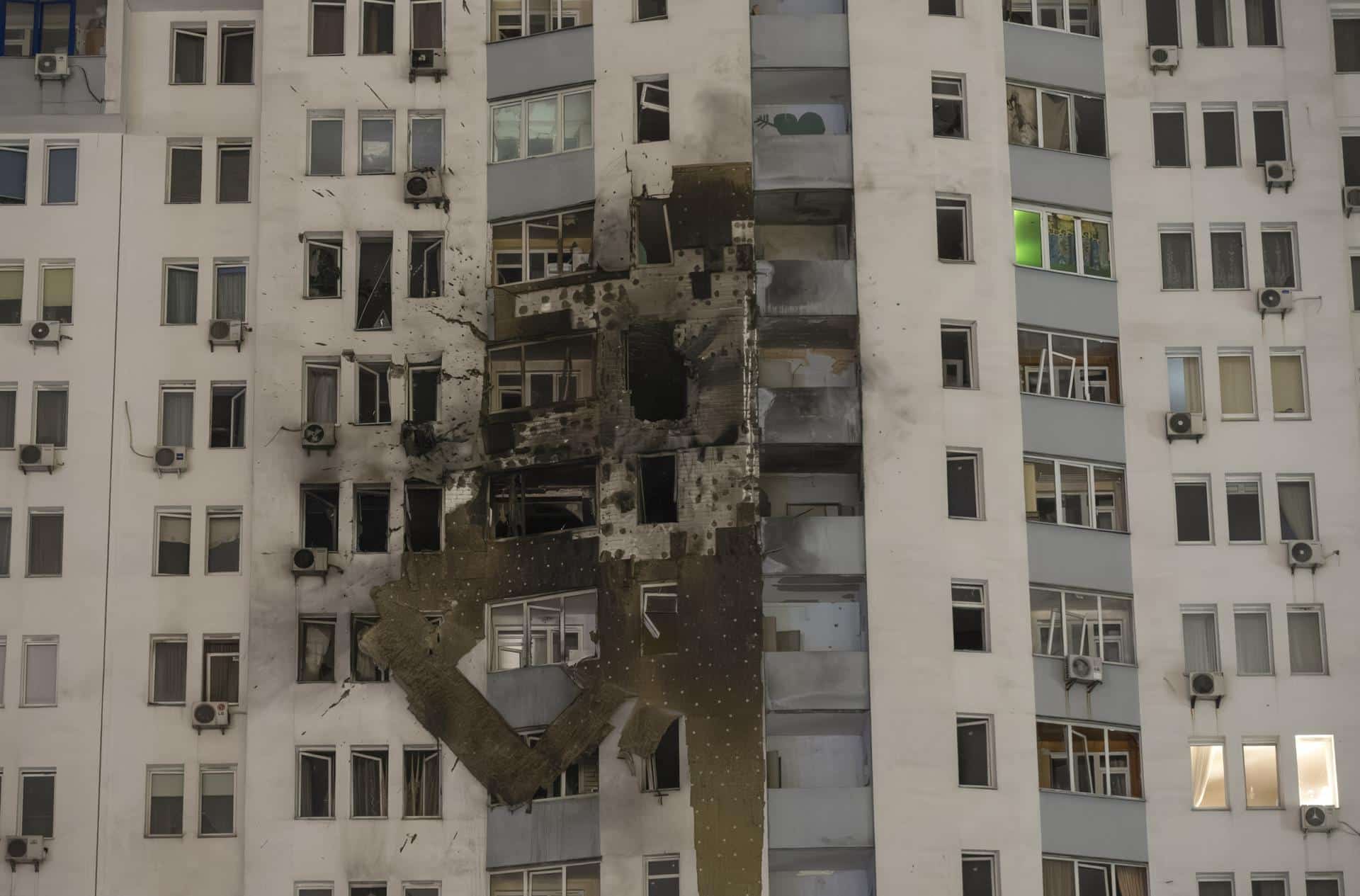 Un edificio dañado por el ataque ruso en Kiev. EFE/EPA/MAXYM MARUSENKO