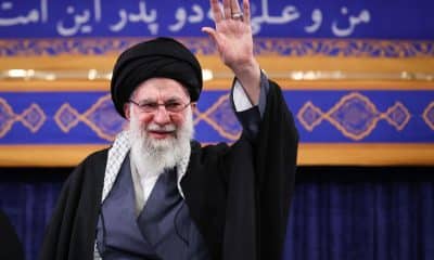 Una imagen distribuida por la Oficina del Líder Supremo de Irán muestra al Ayatolá Ali Khamenei saludando a una multitud durante una ceremonia en Teherán, Irán, 03 de enero de 2026. Khamenei comentó sobre las recientes protestas en Irán, incluidas las de los comerciantes, enfatizando que 'el descontento es distinto de la protesta' y que los alborotadores deben ser tratados adecuadamente. (Protestas, Teherán) EFE/EPA/IRAN'S SUPREME LEADER OFFICE HANDOUT HANDOUT USO EDITORIAL ÚNICAMENTE/NO VENTAS