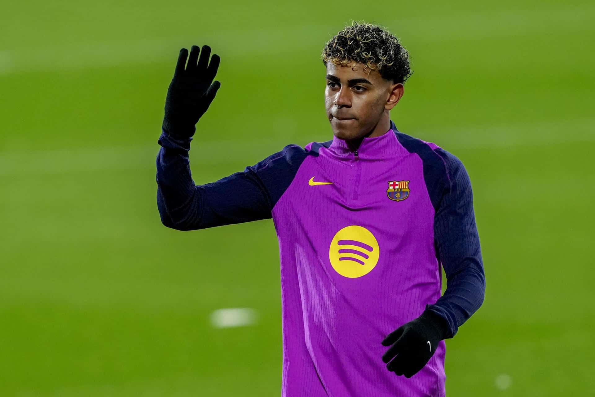Foto de archivo del delantero del Barcelona Lamine Yamal durante el entrenamiento abierto al público del 29 de diciembre en el Estadio Johan Cruyff. EFE/Alejandro García.