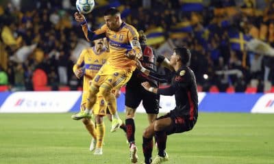 Fernando Gorriarán (i) de Tigres toma el control del balón ante la marca del defensor de Toluca Everaldo López (d) en el partido de la tercera jornada del Torneo Clausura mexicano jugado este sábado en el estadio Universitario en San Nicolás. EFE/ Antonio Ojeda