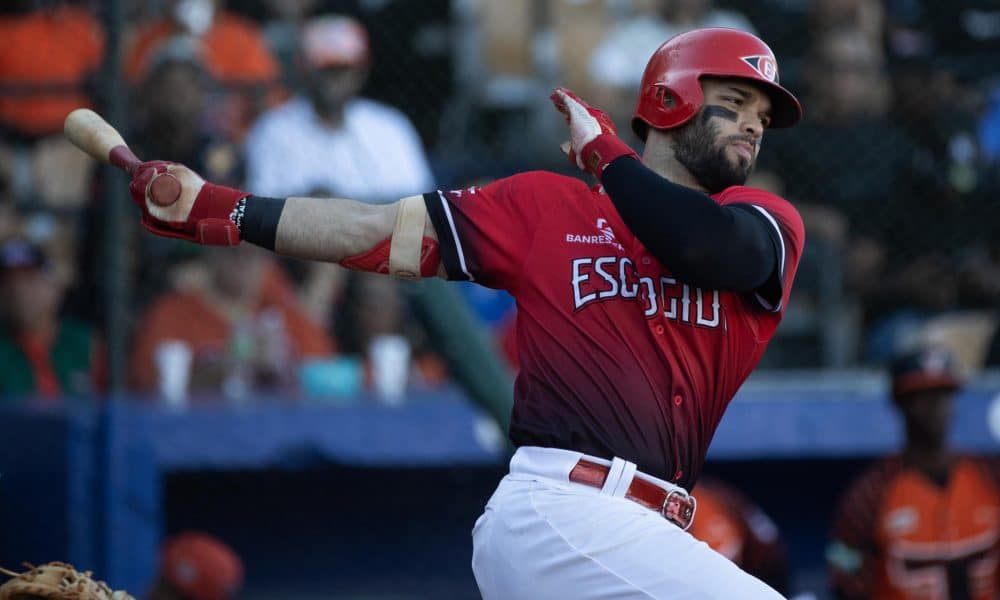 José Marmolejos, de Leones del Escogido, batea en un partido del Torneo de Béisbol Profesional Otoño-Invierno 2025-26 entre Leones del Escogido y Toros del Este, en el estadio Quisqueya Juan Marichal de Santo Domingo (República Dominicana). EFE/Orlando Barría