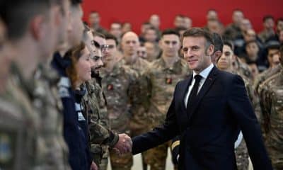 El presidente francés Emmanuel Macron (C-D) saluda a miembros de las fuerzas armadas durante una visita a la base aérea de Istres en Istres, sur de Francia, 15 de enero de 2026. El presidente francés viajó a la base aérea de Istres para presentar sus deseos de Año Nuevo a las fuerzas armadas. (Francia) EFE/EPA/PHILIPPE MAGONI / POOL
