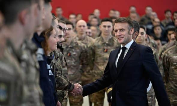 El presidente francés Emmanuel Macron (C-D) saluda a miembros de las fuerzas armadas durante una visita a la base aérea de Istres en Istres, sur de Francia, 15 de enero de 2026. El presidente francés viajó a la base aérea de Istres para presentar sus deseos de Año Nuevo a las fuerzas armadas. (Francia) EFE/EPA/PHILIPPE MAGONI / POOL