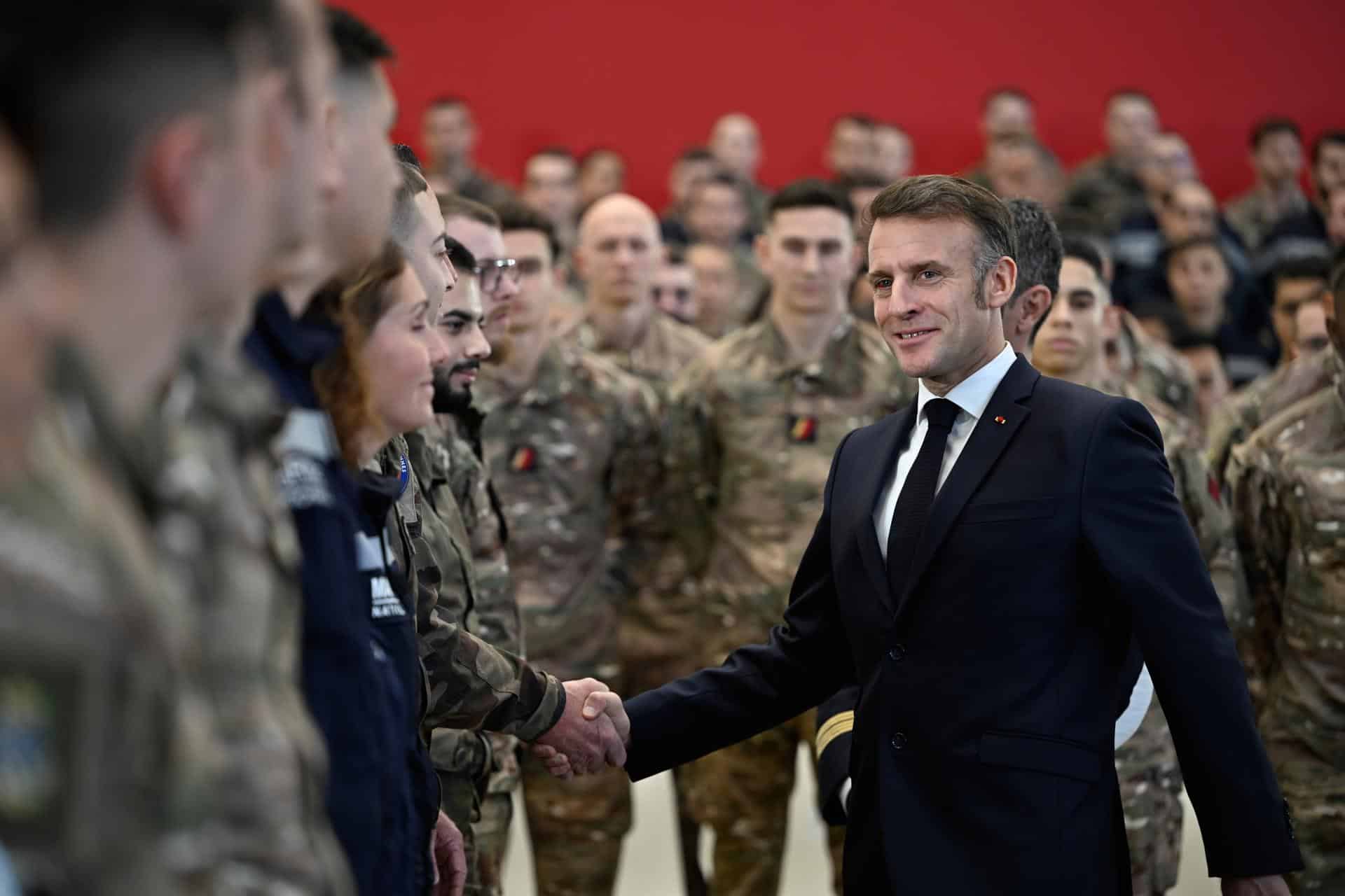 El presidente francés Emmanuel Macron (C-D) saluda a miembros de las fuerzas armadas durante una visita a la base aérea de Istres en Istres, sur de Francia, 15 de enero de 2026. El presidente francés viajó a la base aérea de Istres para presentar sus deseos de Año Nuevo a las fuerzas armadas. (Francia) EFE/EPA/PHILIPPE MAGONI / POOL