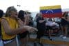 - Personas sostienen banderas de Venezuela durante una manifestación este 4 de enero de 2026, en Cancún (México). EFE/ Alonso Cupul