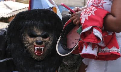 Una persona con disfraz participa en la celebración del día de Reyes este martes, en la comunidad de Formiga, en Río de Janeiro (Brasil). EFE/André Coelho