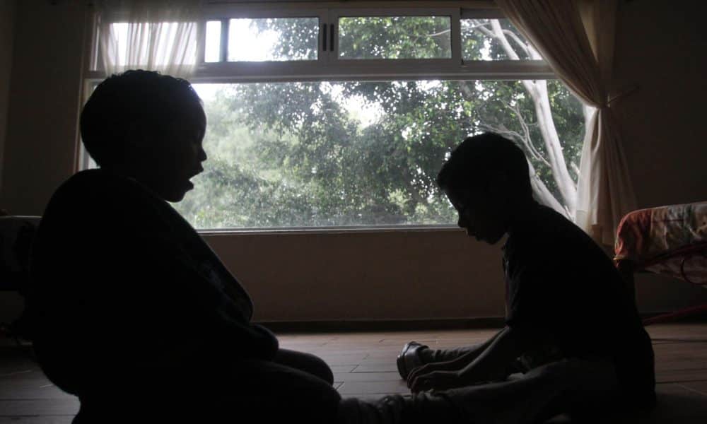 Fotografía de archivo que muestra a dos niños jugando en Ciudad de México