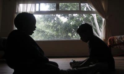 Fotografía de archivo que muestra a dos niños jugando en Ciudad de México