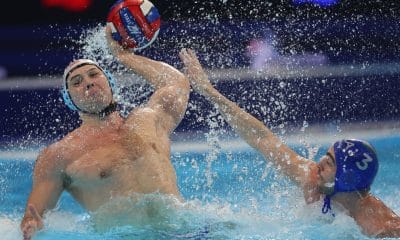 El serbio Dusan Mandic (i) contra el italiano Jacopo Alesiani (d), durante la semifinal del Europeo de waterpolo disputada este viernes. EFE/ANDREJ CUKIC
