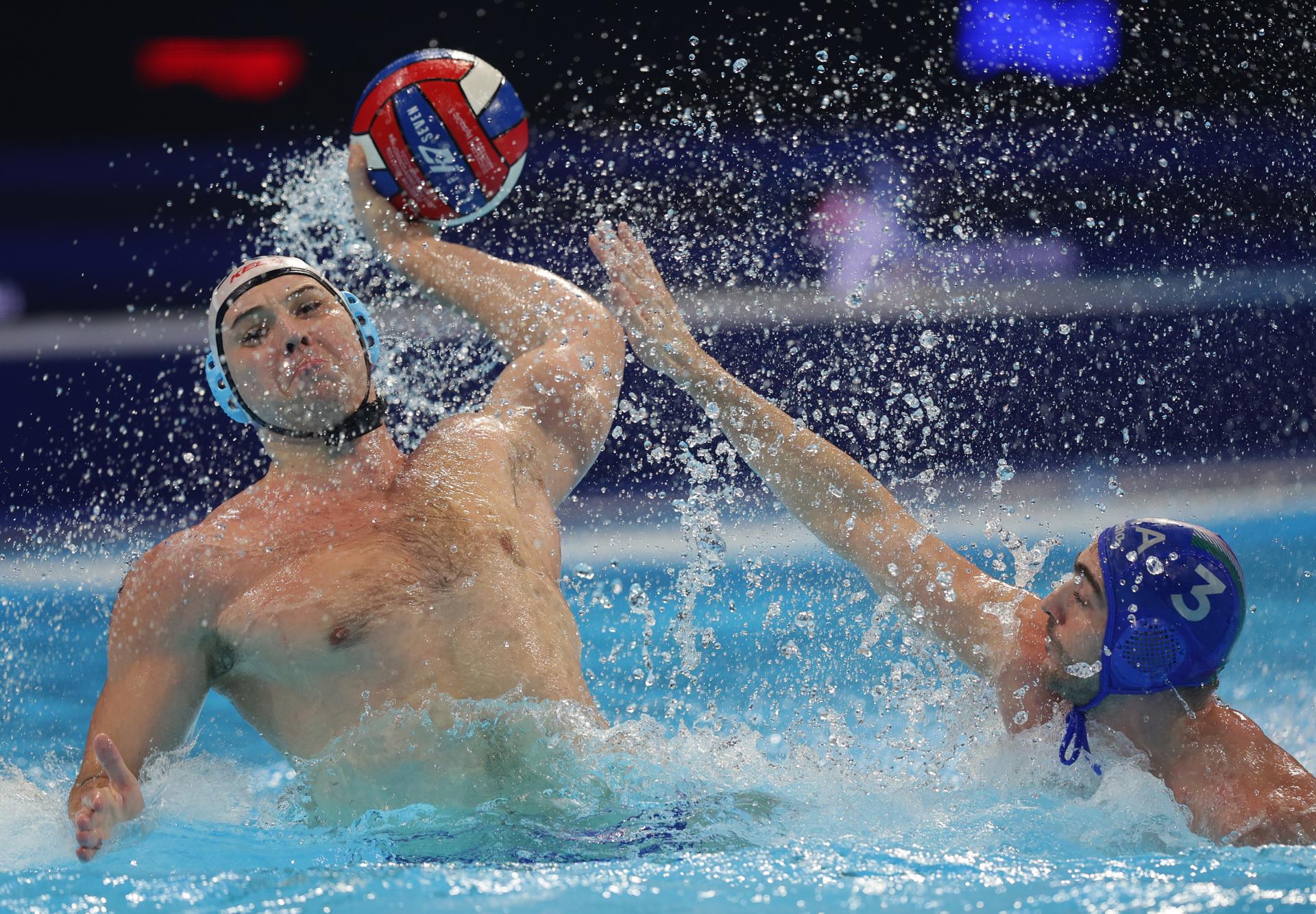 El serbio Dusan Mandic (i) contra el italiano Jacopo Alesiani (d), durante la semifinal del Europeo de waterpolo disputada este viernes. EFE/ANDREJ CUKIC